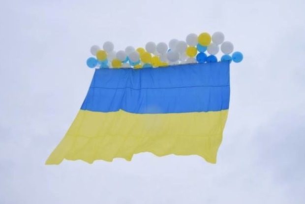 Украина - единая: в оккупированный Луганск запустили флаг