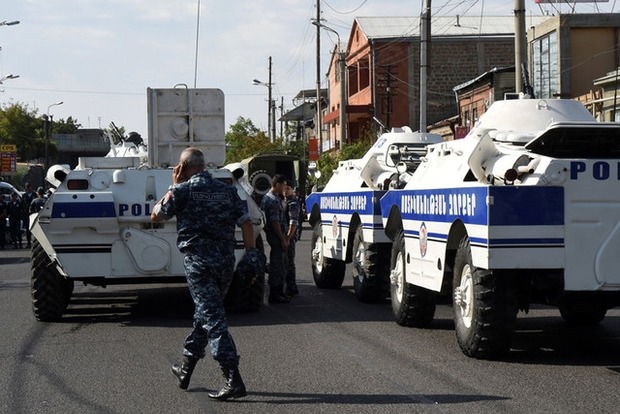 ﻿Біля будівлі захопленого полку поліції в Єревані відбулася перестрілка