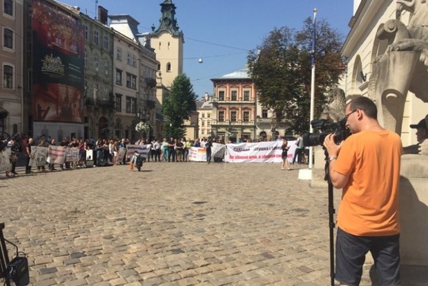 Жители Львова пикетировали горсовет и забросали его дымовыми шашками