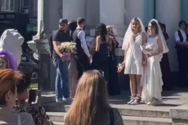 У Харкові представники ЛГБТ влаштували перфоманс: весілля між двома дівчатами