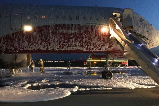 Пассажиры сняли на видео посадку Ту-204 с горящим двигателем