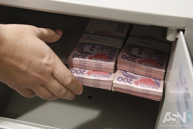 Вор украл у закарпатца 330 тысяч гривен, которые тот прятал в банках