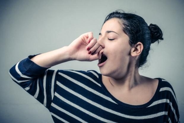 Народные приметы: что значит споткнуться или долго зевать в разные дни недели 