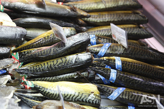 Посмотреть на чешую, понюхать и надавить: как в магазине выбирать качественную рыбу