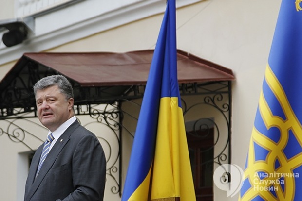 Порошенко поздравил украинцев с Днем Государственного флага (видео)
