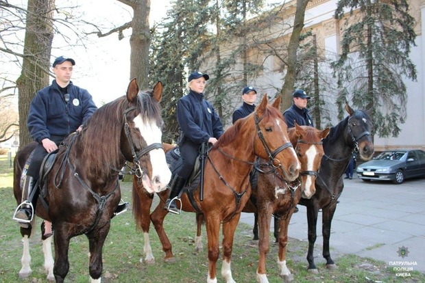 Кони же не виноваты: конную полицию убрали с Русановки из-за экскрементов