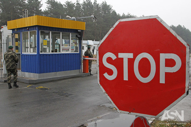 В Одеській області поблизу військової частини затримали чотирьох осіб