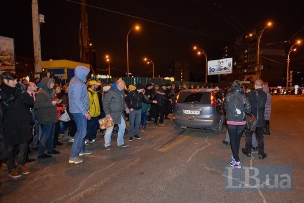 В Киеве на «Героев Днепра» в толпу активистов въехал автомобиль