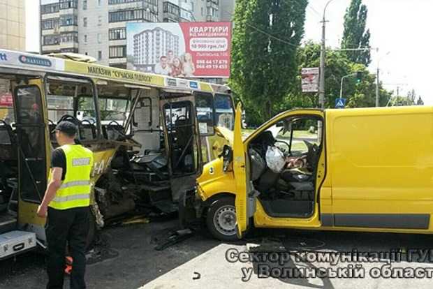 В Луцке в результате ДТП с участием маршрутки пострадали семь человек (фото)