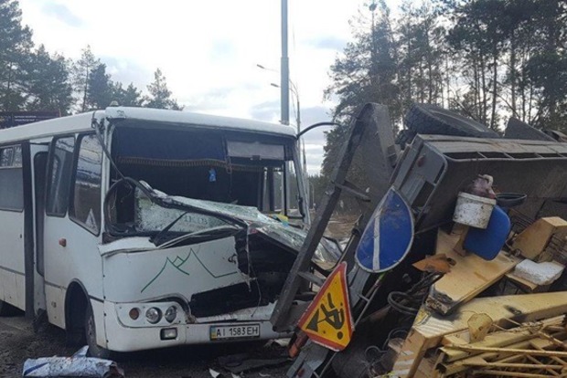 Маршрутка врезалась в грузовик в Киеве: пятеро пострадавших