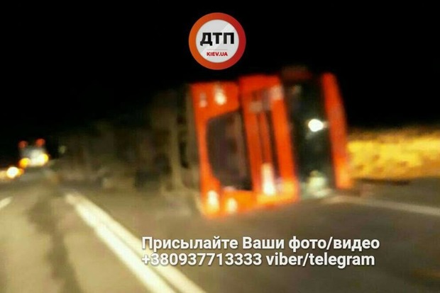 На трассе Киев-Чоп пожилая пара попала под колеса фуры