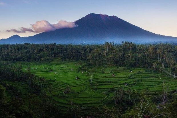 На Балі через загрозу виверження вулкана терміново евакуюють туристів