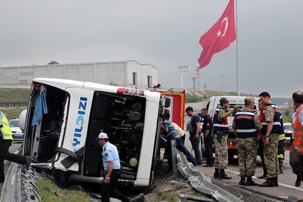 В Турции опрокинулся военный автобус, 47 получили ранения