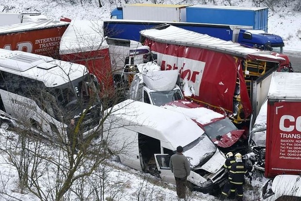 На трассе в Чехии столкнулись более 40 автомобилей