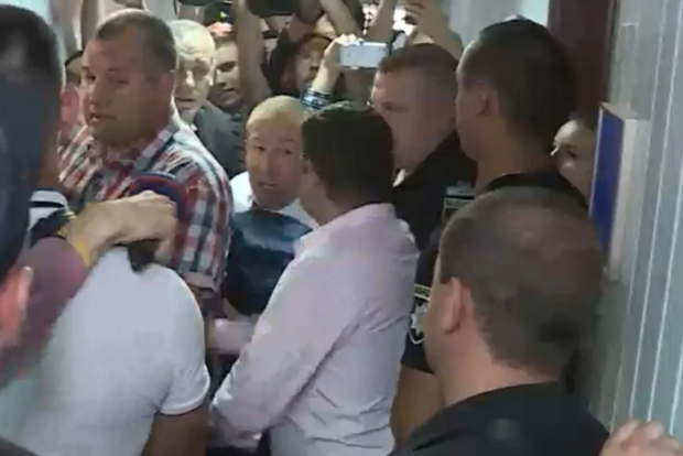 Дело Януковича: буйных адвокатов пришлось силой запихивать в зал суда