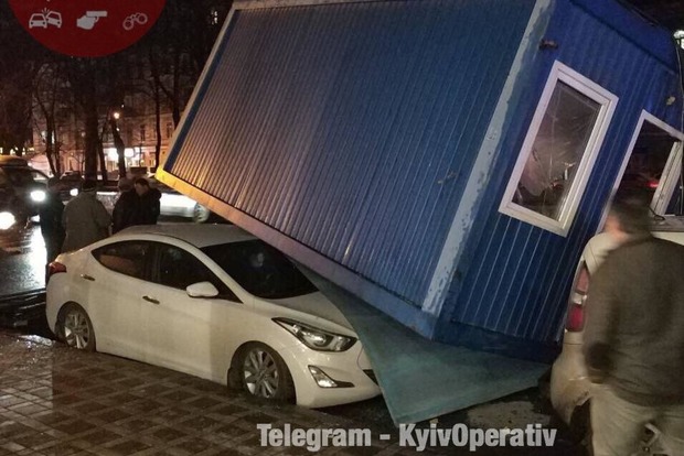 МАФ упал на припаркованную машину на киевском Подоле
