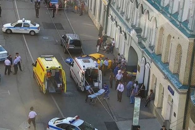 В Москве таксист сбил толпу людей, много пострадавших