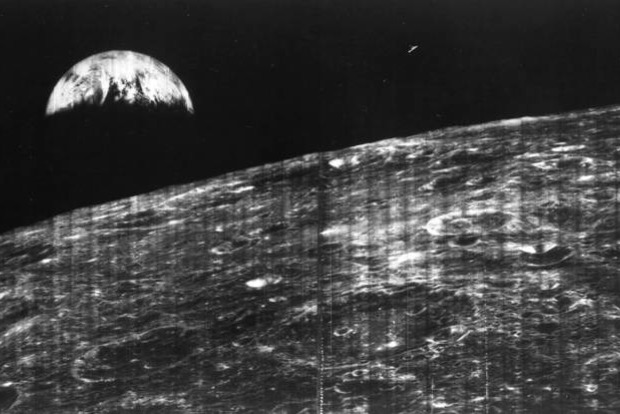 НАСА опубликовало первый снимок Земли с Луны