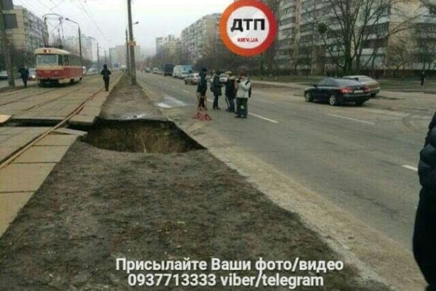 Під рейками трамвая в Києві провалилася земля