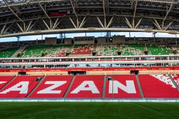 Маразм крепчал: В России перед стадионом ЧМ-2018 покрасили землю 