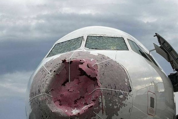Украинский пилот сумел вслепую посадить разбитый градом самолет и спасти больше сотни пассажиров