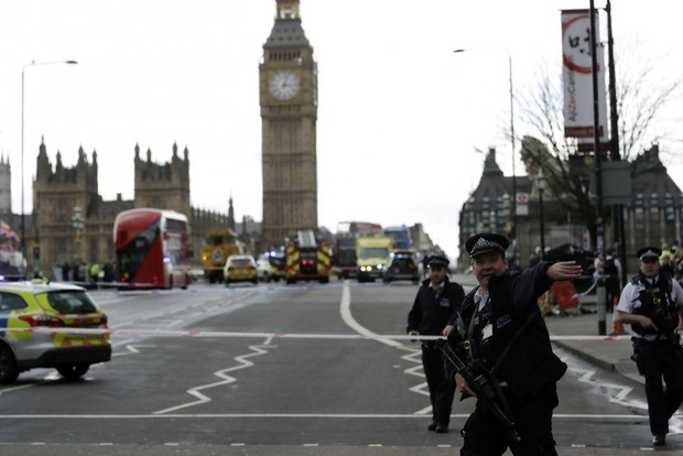 Нападників на британський парламент було двоє. Одного вбито, іншого - затримано. З'явилося відео з місця трагедії