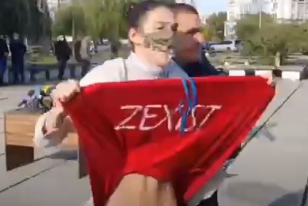 Активистки Femen без трусов протестовали перед Зеленским
