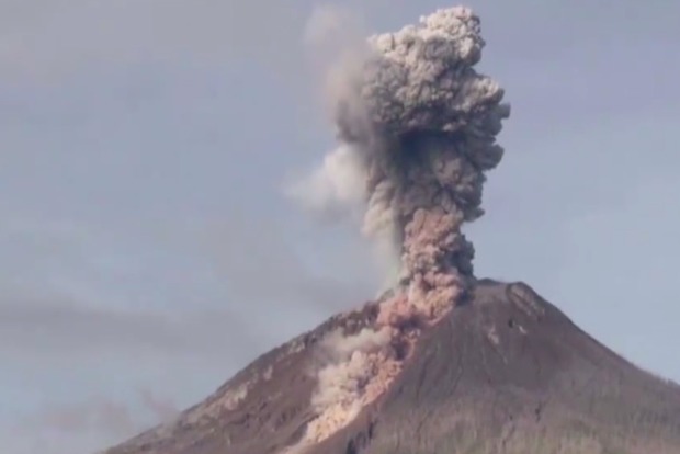 Активный вулкан в очередной раз проснулся в Индонезии‍
