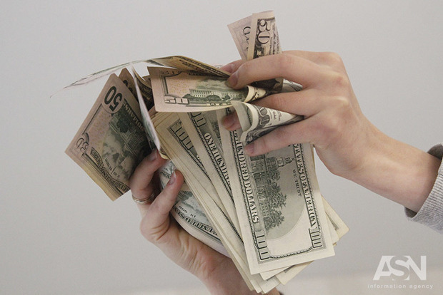 Як не працюють санкції: Панікуючі клієнти Сбербанку забрали з рахунків 1,2 мільярда доларів