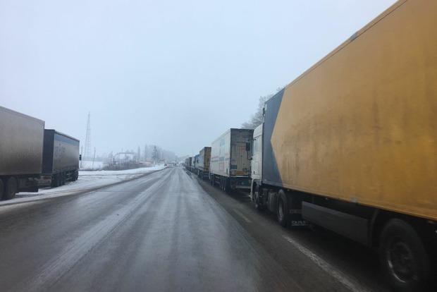 Россияне начали пропускать фуры на границе с Украиной