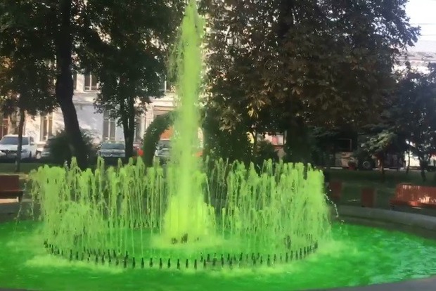 В фонтан на Подоле в Киеве вылили зеленый краситель, коммунальщики негодуют
