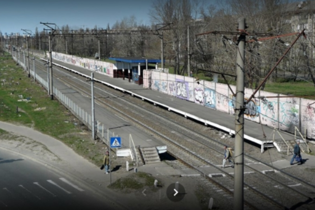У Києві вітром від проїжджаючих поїздів здуло з платформи двох людей