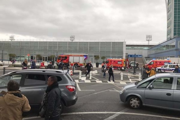Из аэропорта Парижа из-за нападения эвакуировали три тысяч человек