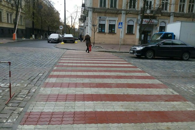 В Киеве на Владимирской появился пешеходный переход из цветной брусчатки