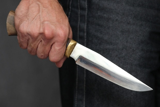 В Ужгороде мужчина с ножом напал на обменщика валют