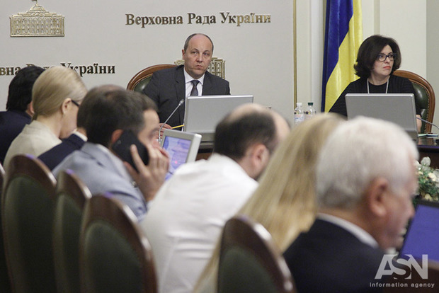 Нардепы вновь готовятся после полуночи принимать бюджет Украины