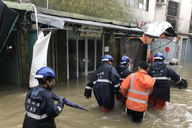 У Гонконзі вирує потужний тайфун Хато
