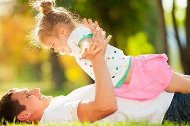 Ямочки, вушка сторчма і поза сну: які риси дитина успадкує від свого батька