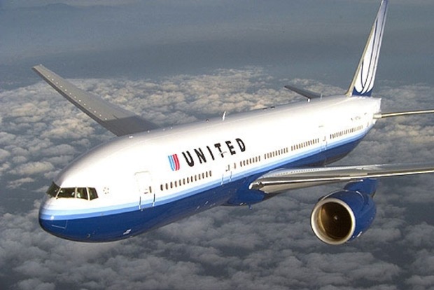 Авіакомпанія United Airlines виплатить компенсацію пасажиру, якого витягли з літака