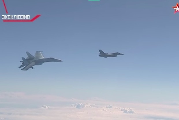 Опубликовано видео приближения истребителя НАТО к самолету Шойгу‍