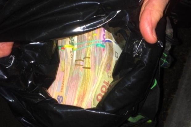 Из автомобиля в Киеве украли рюкзак со 180 тыс. грн
