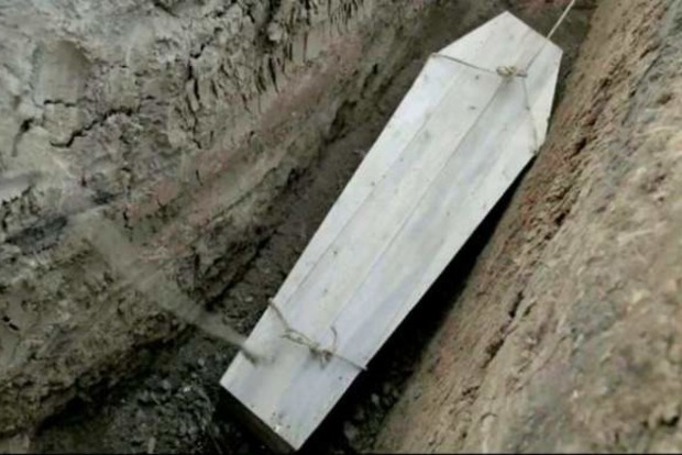 Десятки продырявленных гробов нашли местные жители под Киевом 