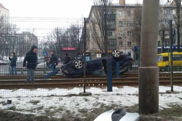 «П'яне» ДТП в Києві: рух швидкісного трамвая заблоковано