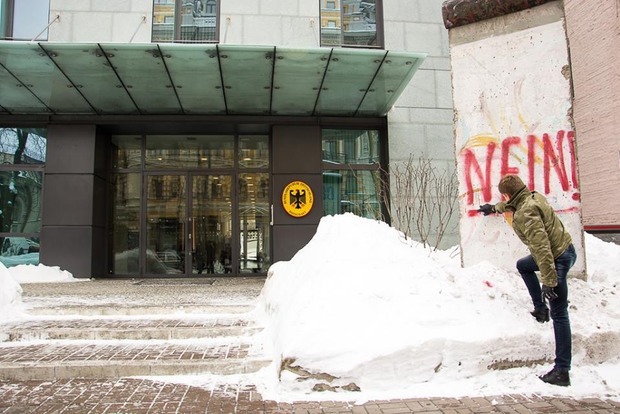 Депутат от БПП разрисовал часть Берлинской стены у посольства Германии в Киеве