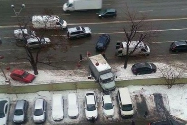 У Києві вантажівка злетіла з дороги і повисла на огорожі