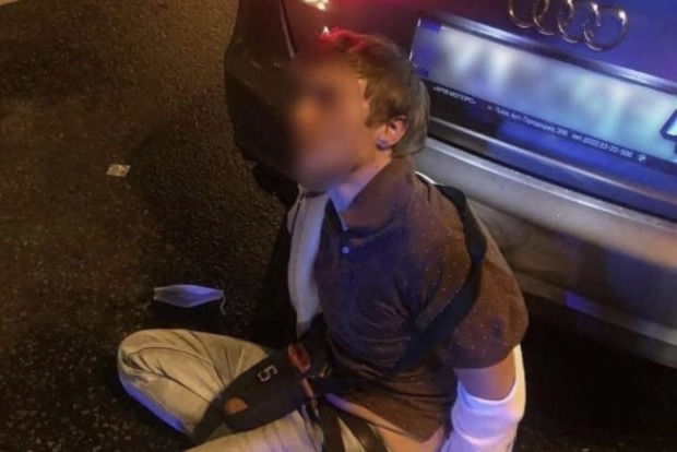 Пьяный мажор стрелял по патрульным и пытался скрыться от них на автомобиле.