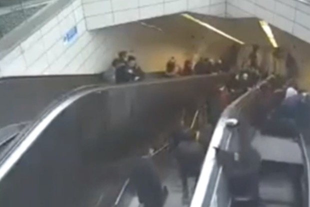 Ступени эскалатора внезапно рухнули вниз, зажевав пассажира метро (видео) 