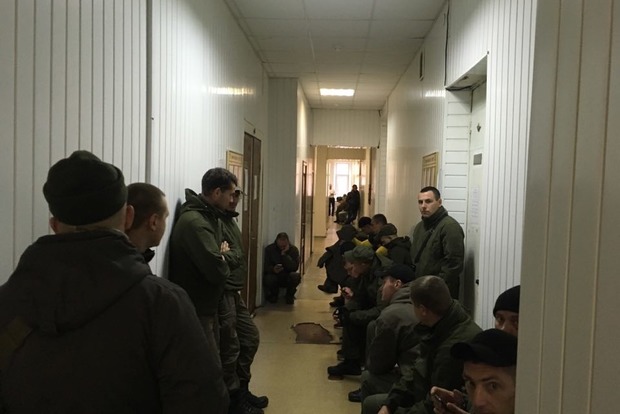 В Соломенском суде 30 человек с оружием ждут сына Авакова