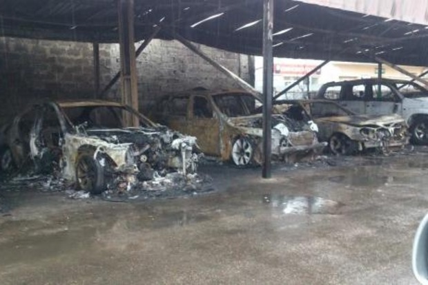 На охраняемой стоянке в Харькове сгорело 8 элитных автомобилей