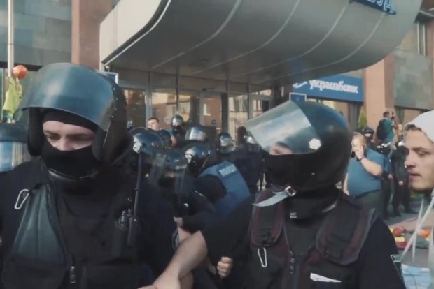 В результате столкновений под «Киевгорстроем» задержаны три человека (фото, видео)